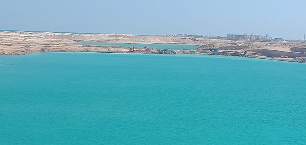 تشكيل جوانب البحيرات الشاطئية بالمنطقة الشرقية وحفر البواغيز بمدينة العلمين الجديدة التابع لجهاز مدينة العلمين الجديدة 