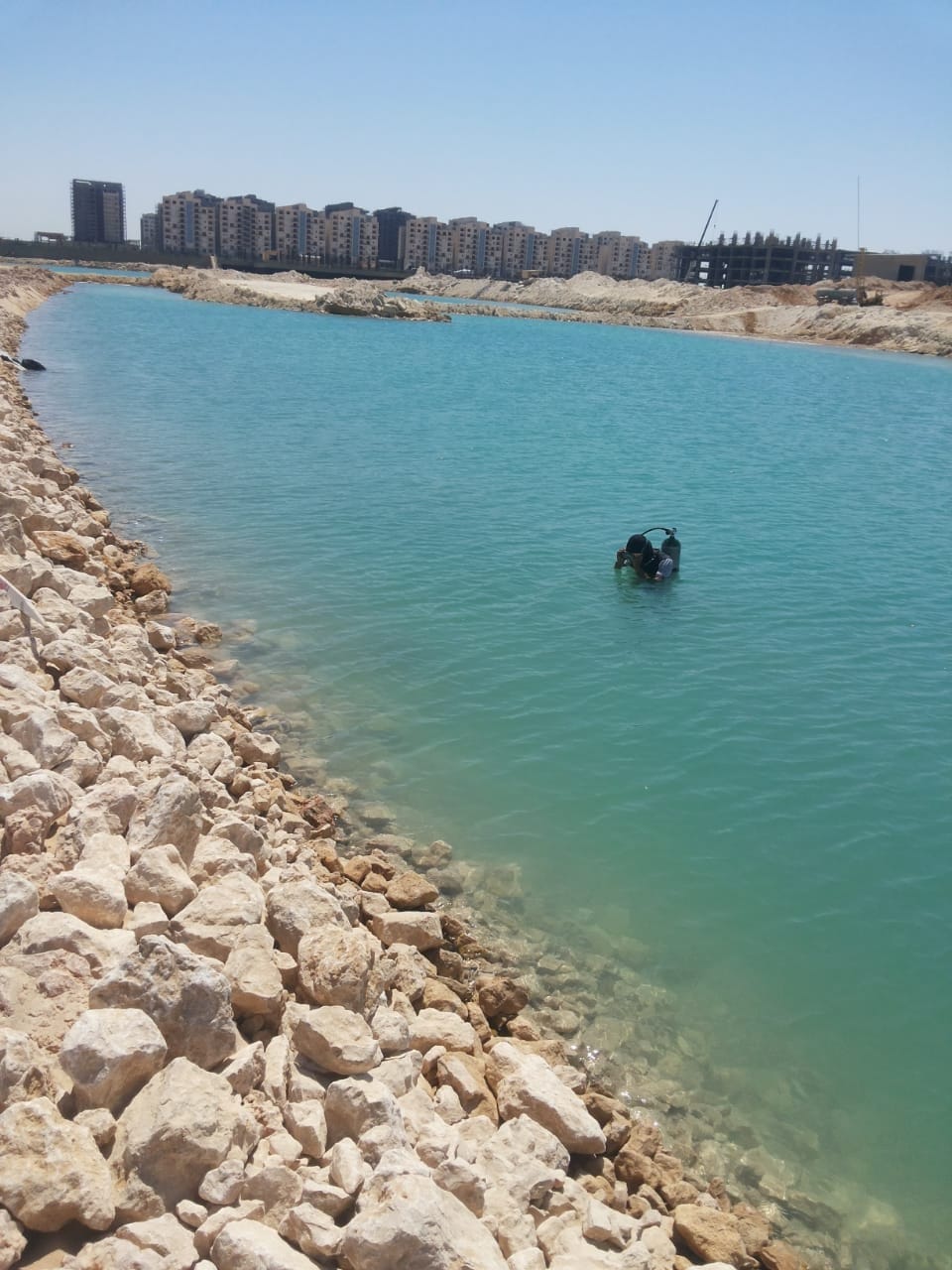 تشكيل جوانب البحيرات الشاطئية بالمنطقة الشرقية وحفر البواغيز بمدينة العلمين الجديدة التابع لجهاز مدينة العلمين الجديدة 