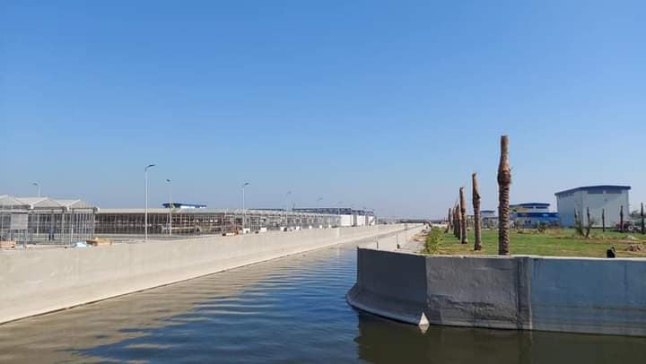 تنفيذ أعمال التكريك حول مآخذ مياه البحر الخاصة بمحطة شرق بورسعيد لتوليد الطاقة.