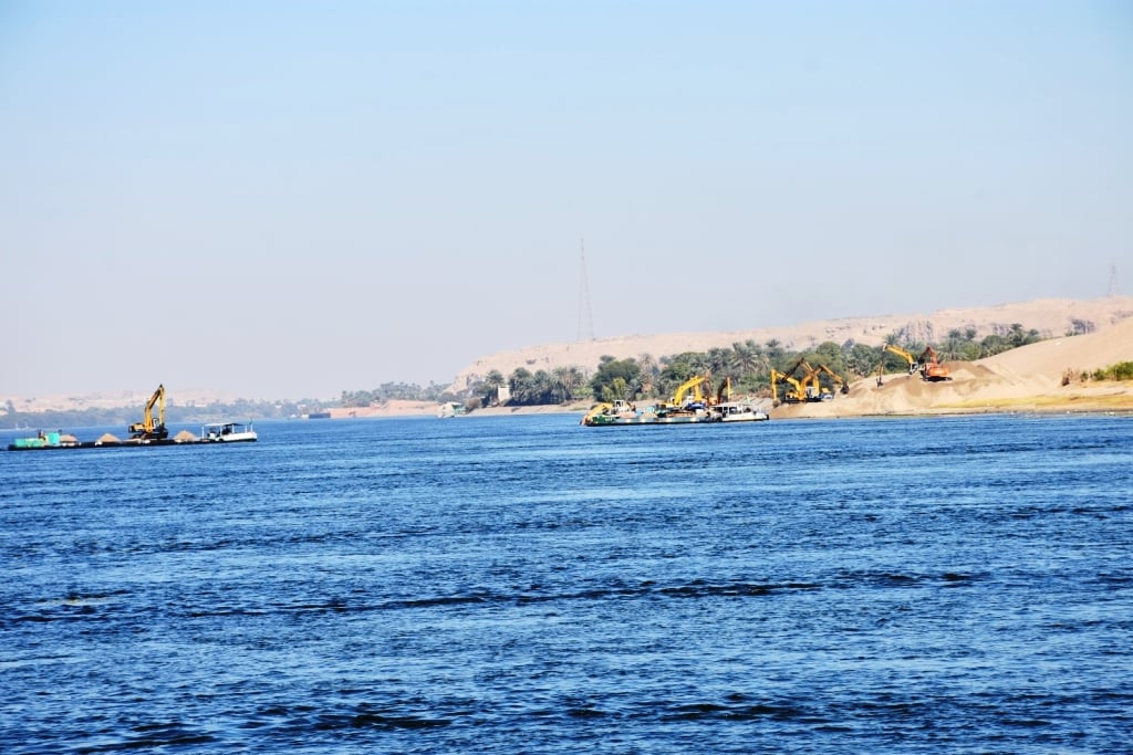 Removal of navigation bottlenecks in the Nile River at Luxor