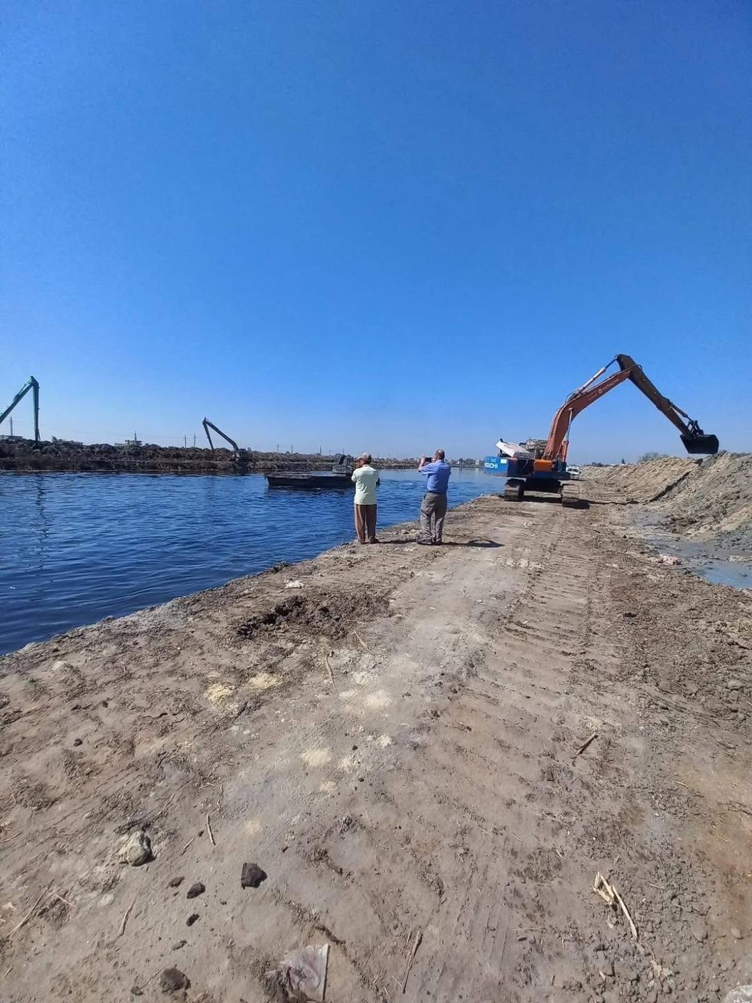 أعمال التعميق وتشكيل الميول لمصرف بحر البقر