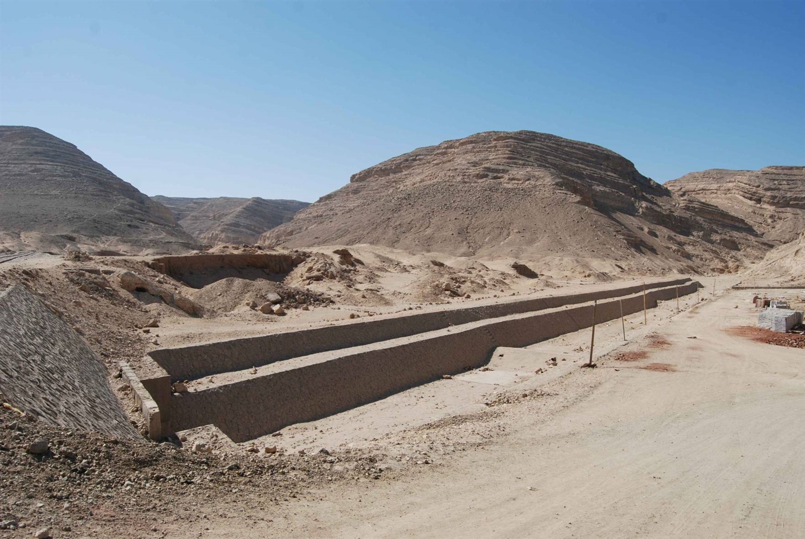 حماية البنية التحتية بوادي العمراني الغربي (أ) من أخطار السيول – محافظة أسيوط.