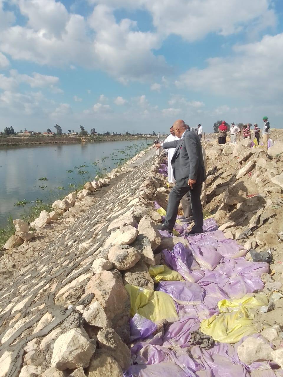 حماية جوانب ترعة النوبارية واعمال التكريك