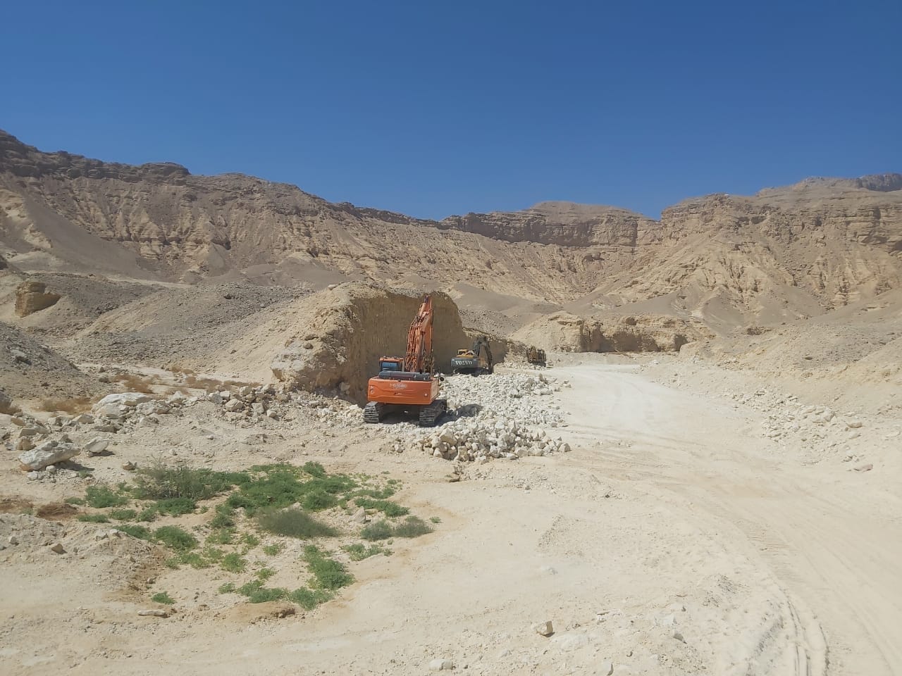 حماية دير الأنبا بولا والأنبا أنطونيوس من أخطار السيول