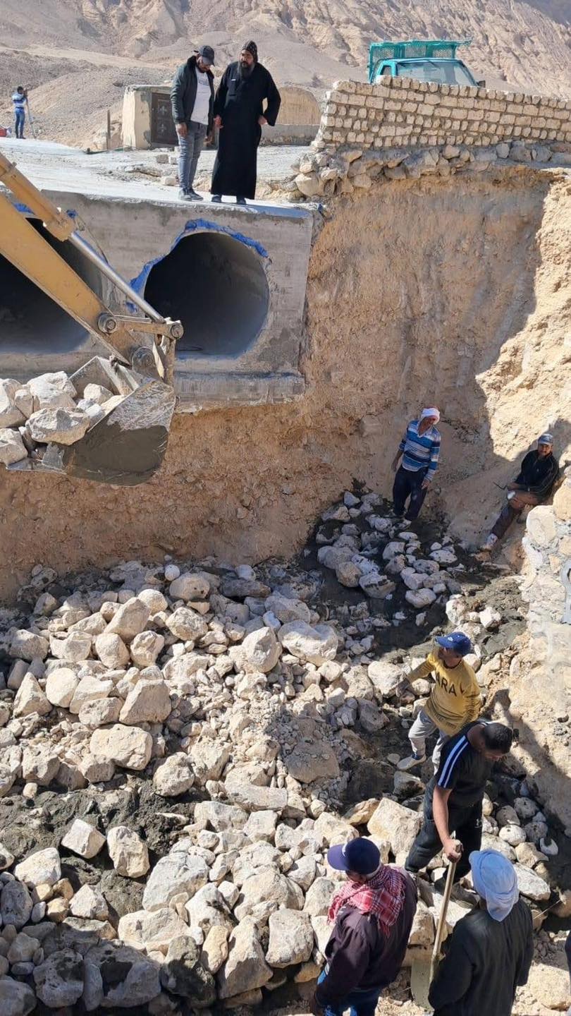 حماية دير الأنبا بولا والأنبا أنطونيوس من أخطار السيول