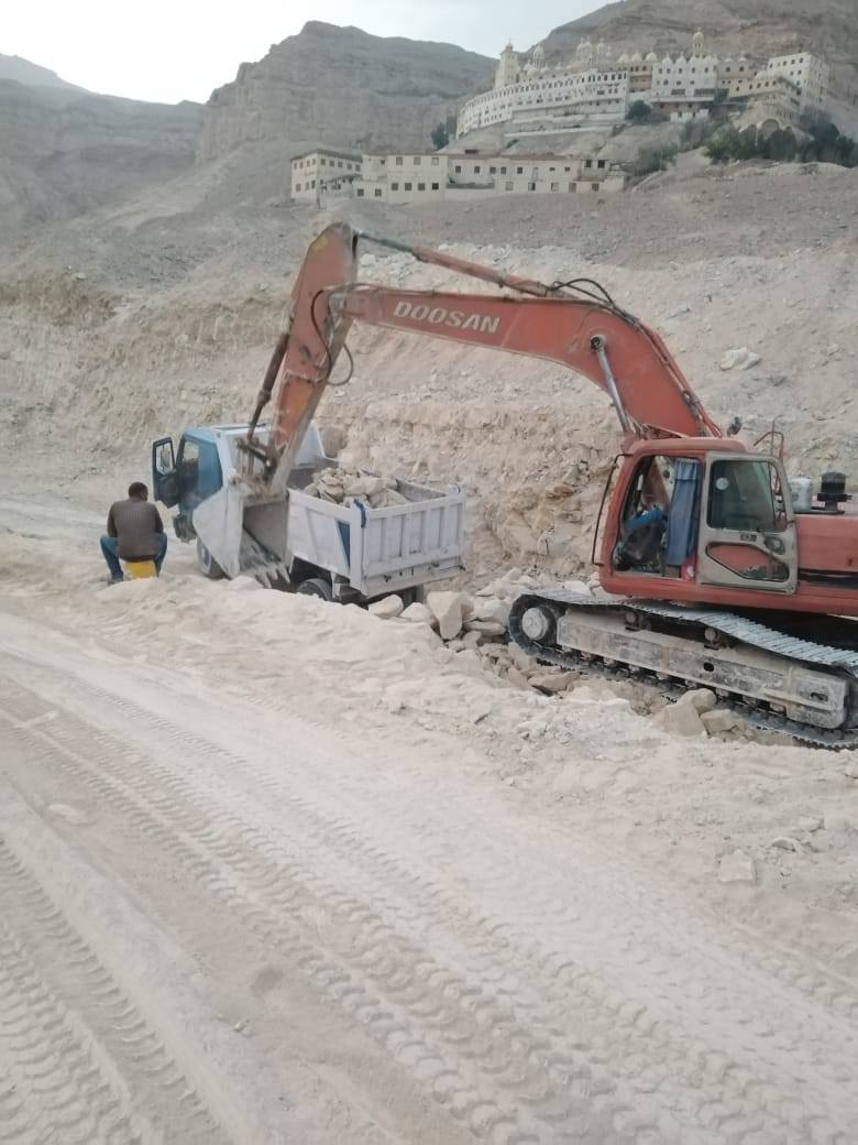 حماية دير الأنبا بولا والأنبا أنطونيوس من أخطار السيول