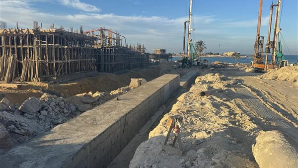 تنفيذ أعمال تطهير البحيرات والمخارج بمركز مارينا العلمين السياحي 