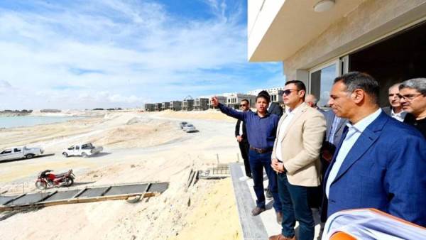 تنفيذ أعمال تطهير البحيرات والمخارج بمركز مارينا العلمين السياحي 