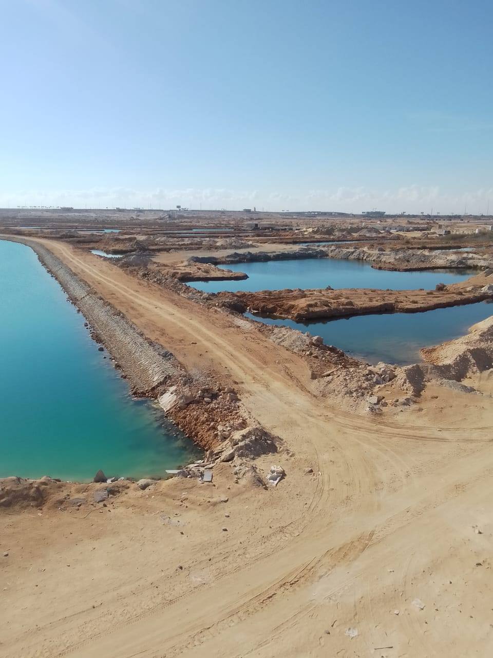 تنفيذ أعمال تطهير البحيرات والمخارج بمركز مارينا العلمين السياحي 