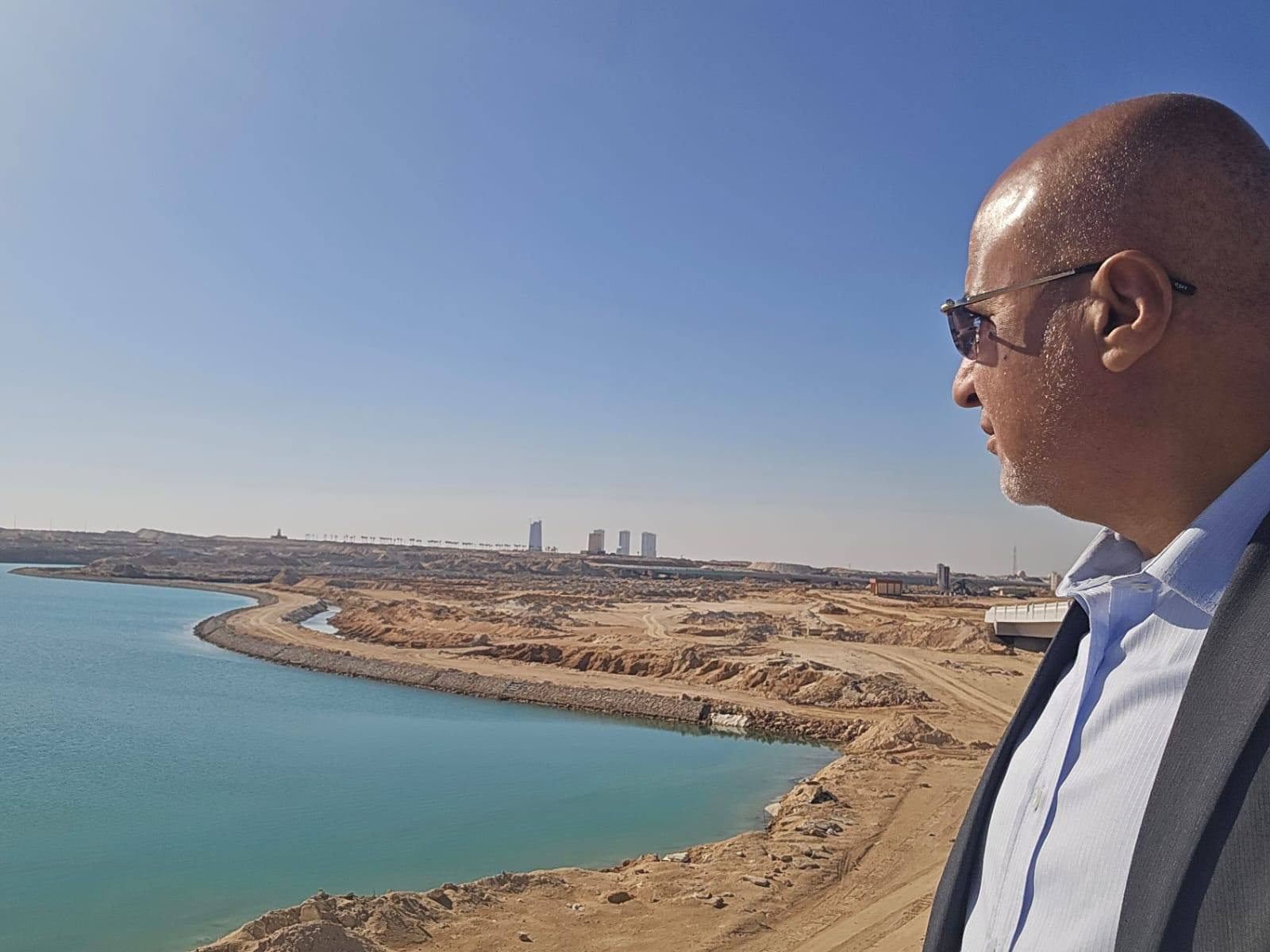 تنفيذ أعمال تطهير البحيرات والمخارج بمركز مارينا العلمين السياحي 