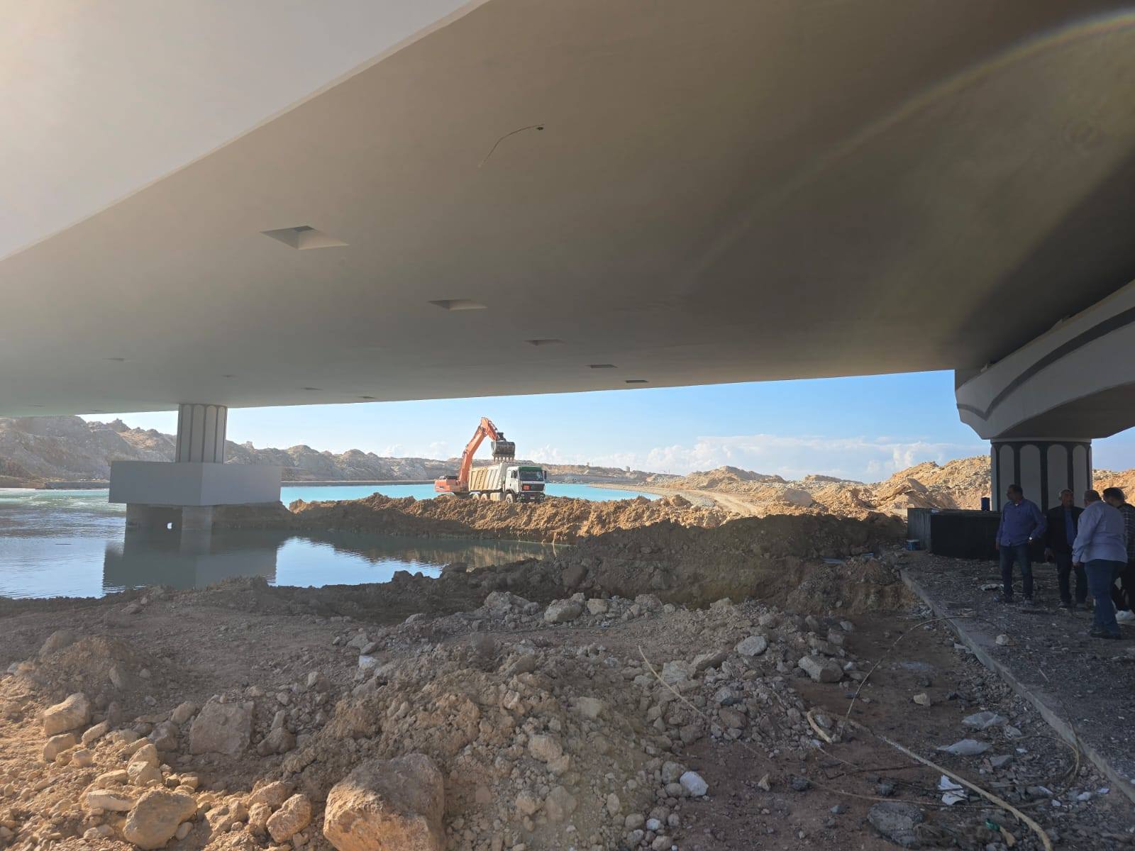 تنفيذ أعمال تطهير البحيرات والمخارج بمركز مارينا العلمين السياحي 